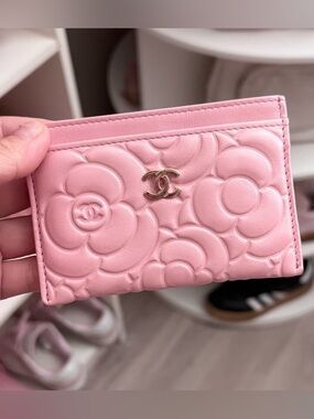 Chanel 21s camellia embossed pink card holder